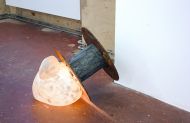 A room that...what? Installationsdetail, Alabaster 34x34x41cm, Rolle, Holz, Tapete, Eisenrost 27x47,5cm, Winterrundgang der Spinnerei Leipzig 2016