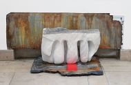 Installationsdetail, O.T., 2014, Marmor, Schiefer, Holzkeil und Acryl-Wandmalerei, 40x65x16cm