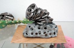 Knäuel und Löcher, glasierte Keramik auf Keramiksockel, 13x19x17cm, Installationsdetail, Mindestabstand, Nassauischer Kunstverein, Wiesbaden 2020