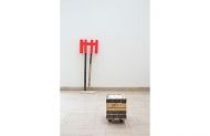 Installationsdetail, O.T, Holz und Acryl 175x50cm, Holz-box auf Rollen und Marmorsplittern, 40x50x30cm